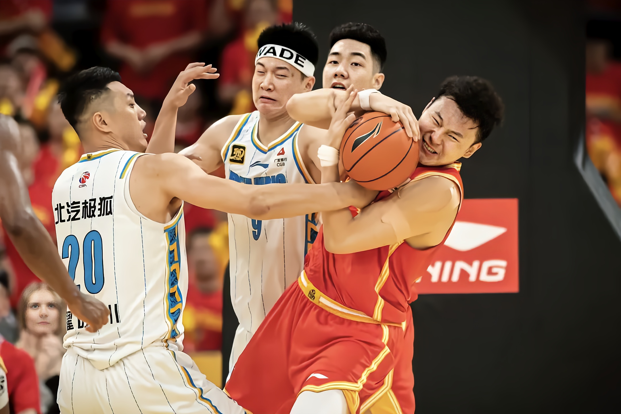 浙江队横扫上海队，库里状态火热