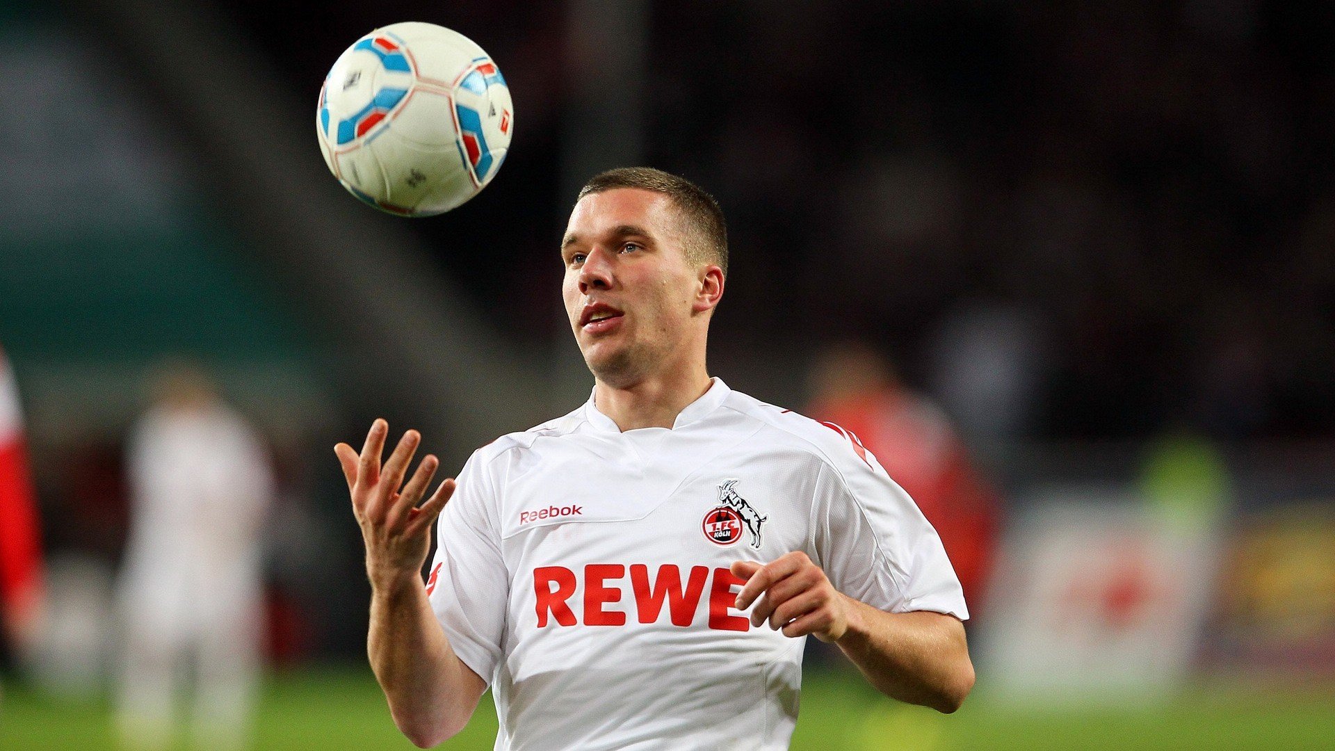 绿茵烽火，球场争霸，欧冠对决与掘金晋级的体育启示